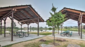 A park pavilion with picnic tables and a lake view. - Carriage House Cutie (KING BED) -Steps From Lake & Park (Bozeman)