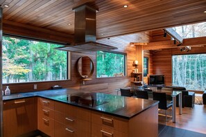 Full-size fridge, microwave, oven, stovetop - Phoenix Chalets (Hakuba)