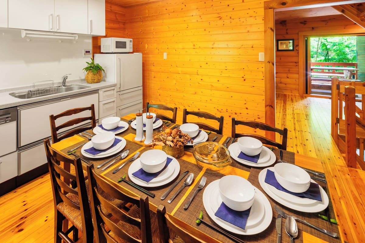 Family Chalet | Dapur peribadi | Peti sejuk/penyejuk beku saiz penuh, ketuhar gelombang mikro, ketuhar