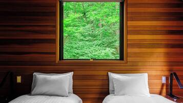 Luxury Room (Phoenix One) | Soundproofing, iron/ironing board, cribs/infant beds, free WiFi