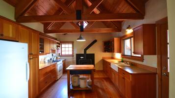 Kühlschrank, Ofen, Herdplatte, Wasserkocher mit Kaffee-/Teezubehör