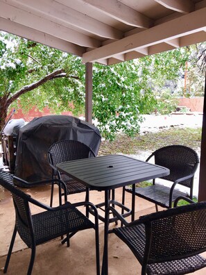 Outdoor dining - Pinetop Cabin 3 Bed-2 Bath, Fireplace, Fenced Yard- 45 Min From Sunrise Ski Area (Pinetop-Lakeside)