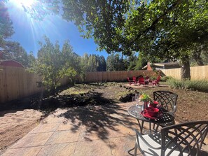 Outdoor dining - Pinetop Cabin 3 Bed-2 Bath, Fireplace, Fenced Yard- 45 Min From Sunrise Ski Area (Pinetop-Lakeside)