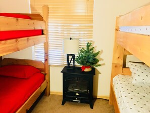 3 bedrooms, internet, bed sheets - Pinetop Cabin 3 Bed-2 Bath, Fireplace, Fenced Yard- 45 Min From Sunrise Ski Area (Pinetop-Lakeside)