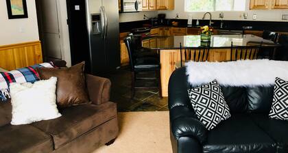 Pinetop-mökki 3 Bed-2 saunaa, takka, aidattu piha-45 minuutin päässä auringonnousun hiihtoalueelta