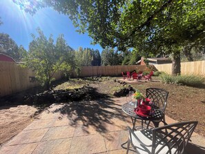 Outdoor dining - Pinetop Cabin 3 Bed-2 Bath, Fireplace, Fenced Yard- 45 Min From Sunrise Ski Area (Pinetop-Lakeside)