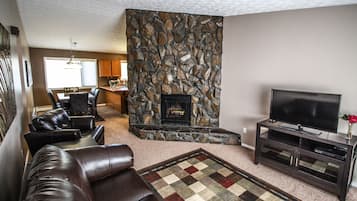 Televisión, chimenea, reproductor de DVD y estéreo