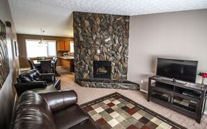 Televisión, chimenea, reproductor de DVD y estéreo 