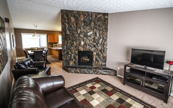 Televisio, takka, DVD-soitin, stereot