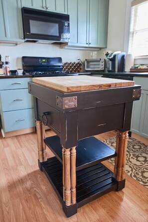 Fridge, microwave, oven, stovetop - Waterfront Boutique Bungalow Two -Walk to Ferry to San Francisco (Vallejo)