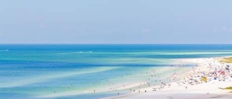 Plage, chaises longues, serviettes de plage