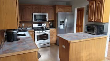 Jääkaappi, mikroaaltouuni, uuni, liesi