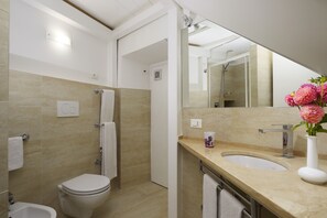 Duschwanne, Haartrockner, Bidet, Handtücher