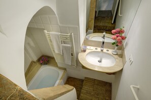 Combined shower/bathtub, hair dryer, bidet, towels