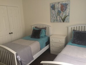 2 habitaciones, tabla de planchar con plancha, wifi y ropa de cama 