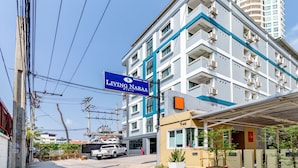 A multi-story hotel with a sign reading "Living Narai Place". - Living Naraa Place (Bangkok)