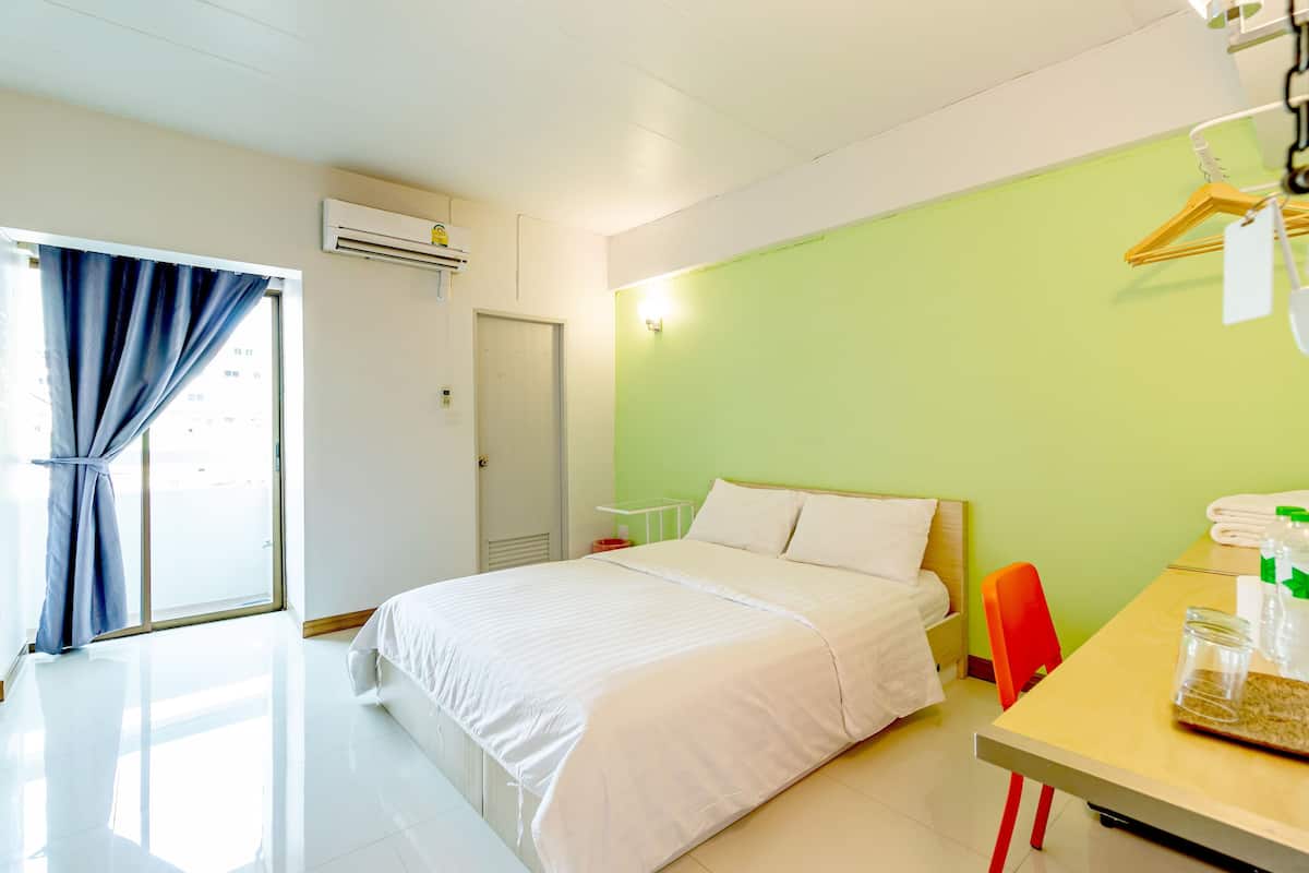 Studio | Blackout curtains, free WiFi