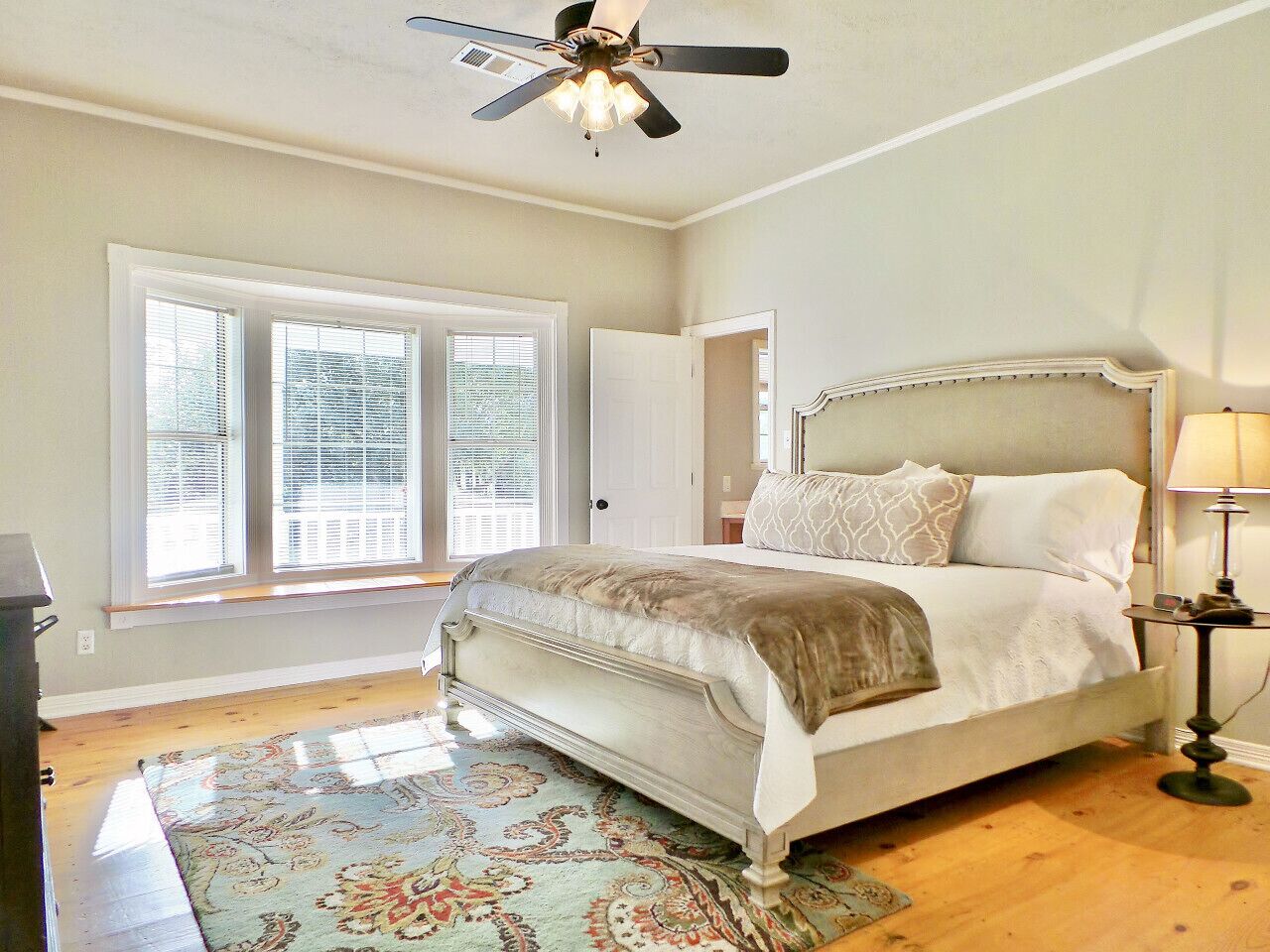 5 chambres, fer et planche à repasser, Wi-Fi, draps fournis