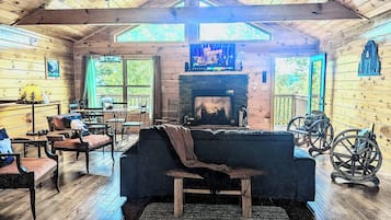 Smart-TV, Kamin, Videospiele, Tischfußball