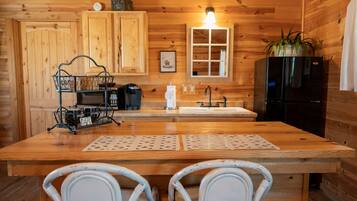 Réfrigérateur, micro-ondes, lave-vaisselle, cafetière/bouilloire