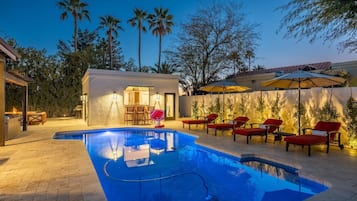 Una piscina al aire libre, una piscina climatizada