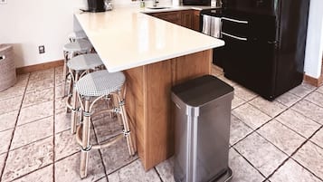 Een koelkast, een magnetron, een oven, een kookplaat