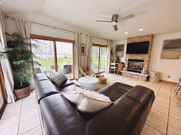 Smart TV, fireplace, stereo