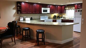 Kjøleskap, mikrobølgeovn, ovn og kokeplater