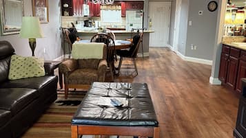 TV, peis, DVD-spiller og bøker