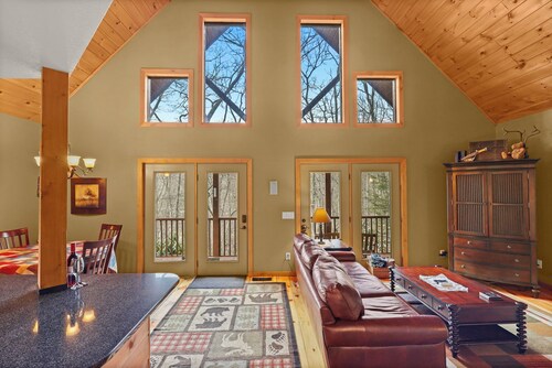 Cozy Kid&pet friendly renov. Cabin w. Hi Spd. WIFI, TV, Hot Tub, Grill, firepl.