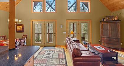 Cozy Kid&pet friendly renov. Cabin w. Hi Spd. WIFI, TV, Hot Tub, Grill, firepl.