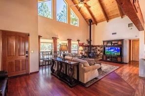 Smart TV, fireplace, table football, ping pong - Playhouse near Yosemite, Views, Game Room, Hot Tub (Oakhurst)