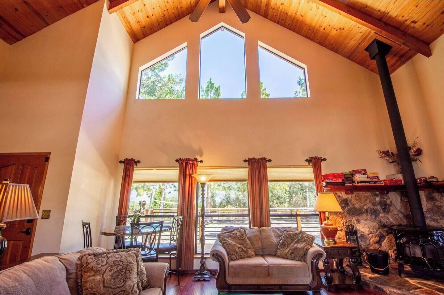 Una Smart TV, una chimenea, un futbolín, una mesa de tenis de mesa
