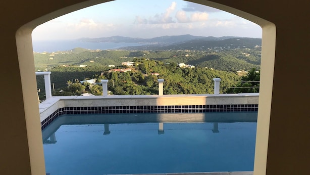 Ein Pool mit Blick auf eine Berglandschaft.