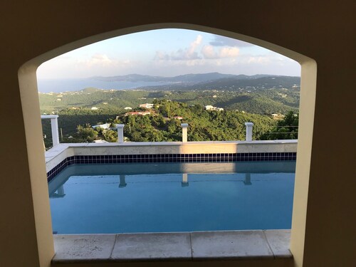 Erstaunlich Aussicht von dieser Mid-Island Villa mit Pool und Whirlpool