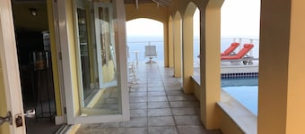 Erstaunlich Aussicht von dieser Mid-Island Villa mit Pool und Whirlpool
