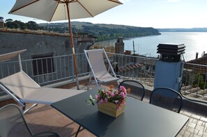 Outdoor dining - Cosy Medieval Townhouse, between lake, sea, thermal baths, Rome, Viterbo, Umbria (Anguillara Sabazia)