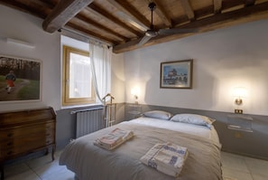 2 chambres, bureau, fer et planche à repasser, lit parapluie