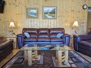 TV, fireplace, books - CASCADE RETREAT MOUNTAIN VIEWS, GREAT LOCATION NEAR COLORADO SPRINGS ATTRACTIONS (Cascade-Chipita Park)