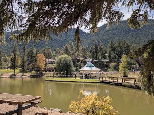 CASCADE RETREAT: MOUNTAIN VIEWS, GREAT LOCATION 10 MI TO COLORADO SPRINGS