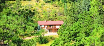 CASCADE RETREAT: MOUNTAIN VIEWS, GREAT LOCATION 10 MI TO COLORADO SPRINGS