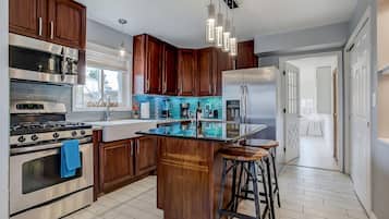 Køleskab, mikrobølgeovn, ovn, kogeplade