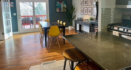 Mountain Views & Big Deck! Close to Trails & Shopping, 5 miles from downtown