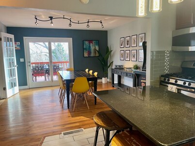 Mountain Views & Big Deck! Close to Trails & Shopping, 5 miles from downtown