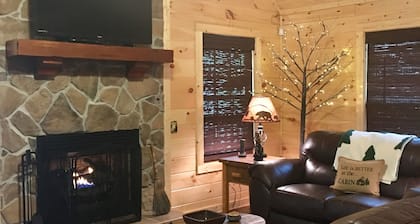 Rentoudu ja nauti utelias karhomökki Gatlinburgissa Yksityinen, täydellinen sijainti!