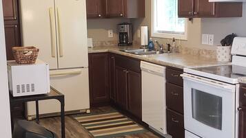 KĂŒhlschrank, Mikrowelle, Ofen, Herdplatte