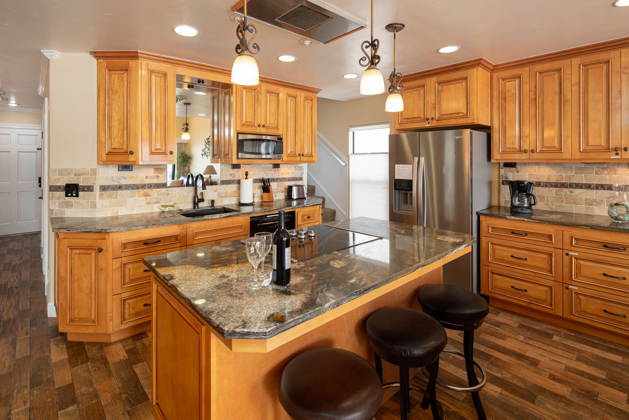 Jääkaappi, mikroaaltouuni, uuni, liesi