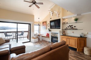 Älytelevisio, takka, DVD-soitin, kirjoja