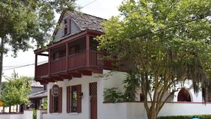 Un bâtiment à deux étages doté d’un balcon, d’une enseigne pour le restaurant Mojo BBQ et d’une enseigne pour les bars Flagler.