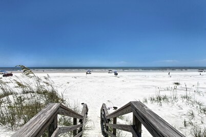 Beautiful Pool + Beachside House - Perfect for Family and Pet friendly!